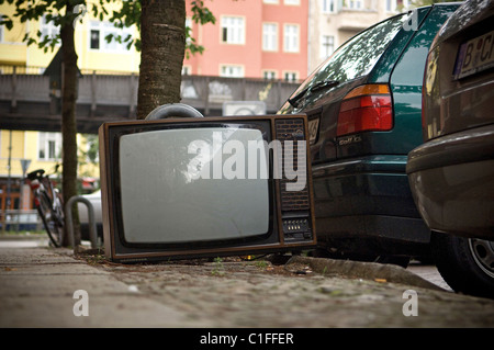 Ein alter Fernseher liegen in der Straße, Berlin, Deutschland Stockfoto