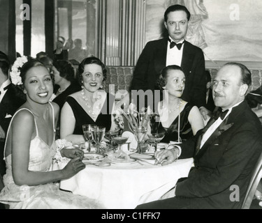 JOSEPHINE BAKER bei Eröffnung ihres Clubs New York im Jahr 1935 mit Gräfin de Sales. Sitzen rechts Waffenhändler Herr & Frau Schneider Stockfoto