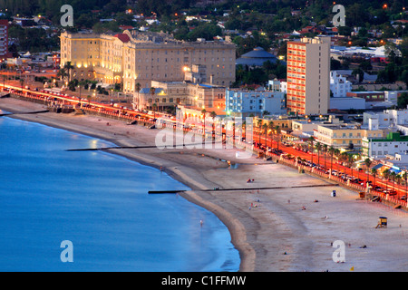 Luftbild von Piriapolis Stadt und Strand. Maldonado, Uruguay, Südamerika Stockfoto