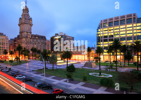 "Plaza Independencia" Quadrat mit Salvo-Palast und presidential Regierung Gebäude am Backgrpound. Montevideo, uruguay Stockfoto