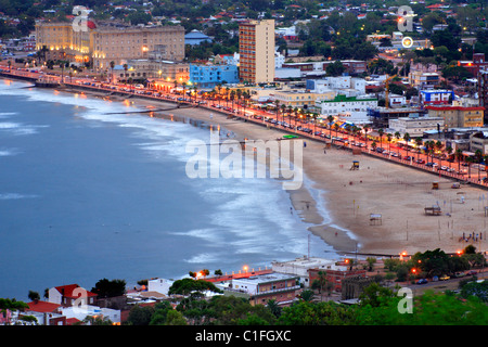 Luftbild von Piriapolis Stadt und Strand. Maldonado, Uruguay, Südamerika Stockfoto