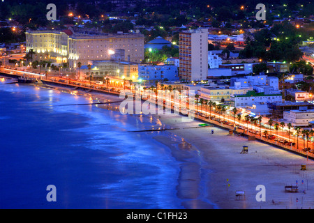 Luftbild von Piriapolis Stadt und Strand. Maldonado, Uruguay, Südamerika Stockfoto
