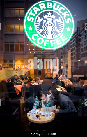 Studenten bei Starbucks in der Friedrichstrasse, Berlin, Deutschland Stockfoto