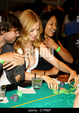 Heather Graham und Freund Yaniv Raz The Hangover Charity-Pokerturnier im Caesars Palace Resort Casino Las Vegas, Nevada Stockfoto