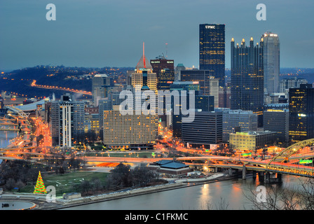 Die Skyline von Pittsburgh, Pennsylvania, mit corporate Zeichen sichtbar auf Wolkenkratzern, von Mt. Washington sichtbar. Stockfoto