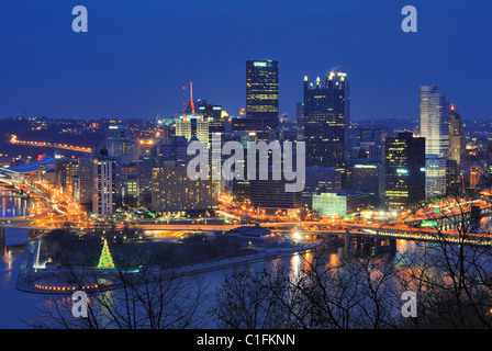 Die Skyline von Pittsburgh, Pennsylvania, mit corporate Zeichen sichtbar auf Wolkenkratzern, von Mt. Washington sichtbar. Stockfoto