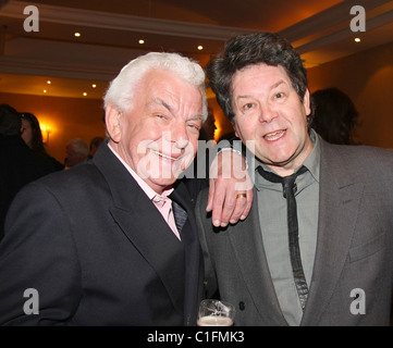 Barry Cryer statt Mark Perry Sonntag Mittagessen mit Leslie Phillips im London Marriott Hotel Regents Park London, England- Stockfoto