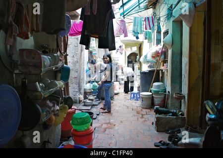 Traditionellen Alltag in einer Gasse, Hanoi, Vietnam Stockfoto