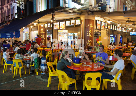 Essen und trinken auf dem Temple Street Nachtmarkt.  Chinatown, Singapur Stockfoto