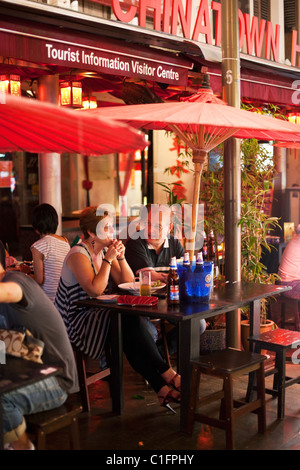 Paar auf dem Temple Street Nachtmarkt Essen.  Chinatown, Singapur Stockfoto