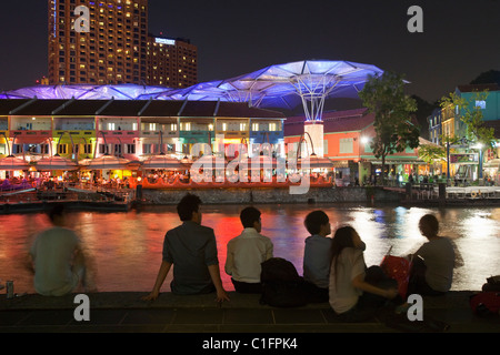 Menschen entspannen am Flussufer Bezirk von Clarke Quay, Singapur Stockfoto