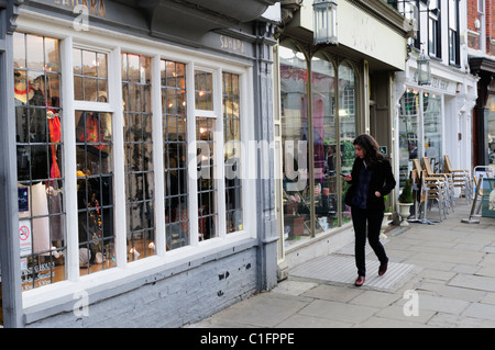 Straßenszene mit Frau betrachten Handy, St Marys Passage, Cambridge, England, UK Stockfoto