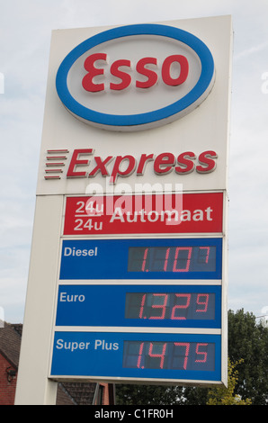 ESSO-Schild mit Kraftstoffpreise außerhalb einer Tankstelle in Hooge, in der Nähe von Ieper (Ypern), Belgien (im August 2010). Stockfoto