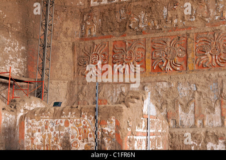 Huaca De La Luna bunte Gemälde-Skulpturen in der Nähe von Trujillo, Peru Stockfoto