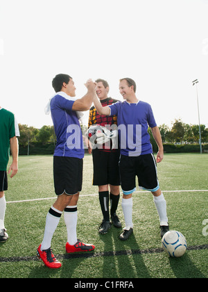 Fußball-Spieler anfeuern Fußballplatz Stockfoto