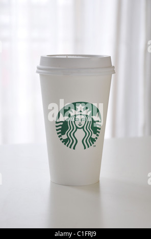 neue Starbucks-Logo auf Kaffee Tasse gehen. Stockfoto