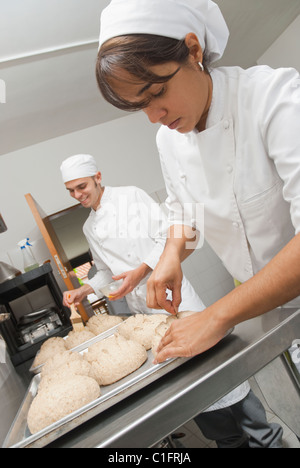 Bäcker arbeiten mit Teig in Bäckerei Küche Stockfoto