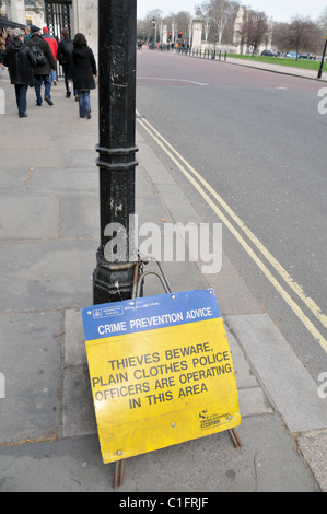 Buckingham Palace Kriminalprävention melden Diebe Zivilkleidung Offiziere in diesem Bereich tätig Stockfoto