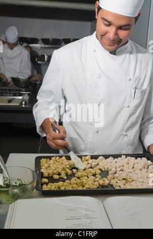 Bäcker arbeiten in Bäckerei Küche Stockfoto