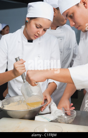 Bäcker Bäckerei Küche Teig einrühren Stockfoto