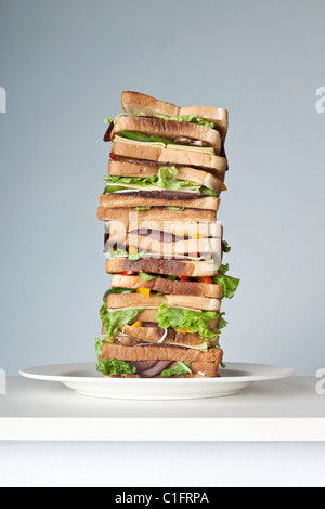 Extra große Sandwich mit mehreren Schichten von Fleisch, Käse und Gemüse Stockfoto
