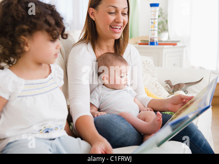 Mutter Lesung Töchter Bilderbuch Stockfoto