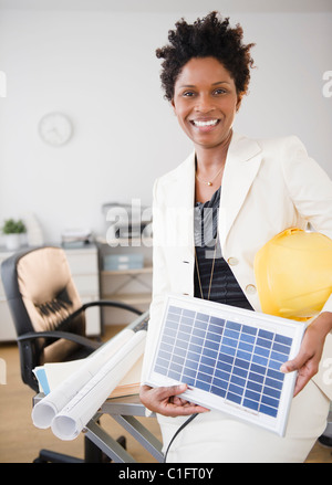 Schwarzen Geschäftsfrau Holding-Solar-panel Stockfoto