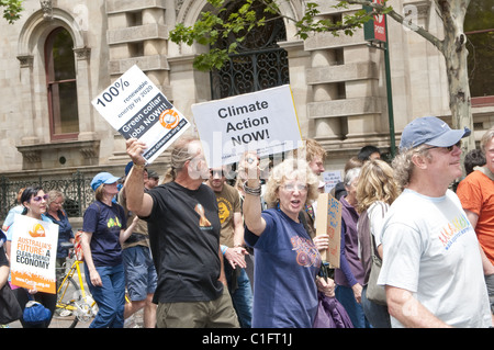 Eine Menschenmenge besucht "Gehen gegen Erwärmung" Protest, Victoria Square 2009, Adelaide, Südaustralien Stockfoto