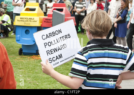 Eine Menschenmenge besucht "Gehen gegen Erwärmung" Protest, Victoria Square 2009, Adelaide, Südaustralien Stockfoto