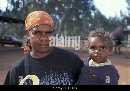 Aborigine-Frau und Kind, Outback Western Australia Stockfoto