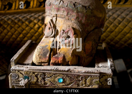 Eine alte hölzerne Buddha-Kopf ist restaurierungsbedürftig an historischen und antiken Wat Xieng Thong Tempel in Luang Prabang, Laos. Stockfoto