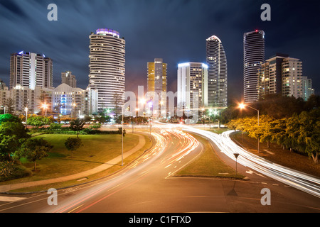 Moderne australische Stadt bei Nacht mit bewegte Wolken im Hintergrund und Verkehr Autolichter im Vordergrund (Broadbeach, Gold Coast, Queensland Stockfoto