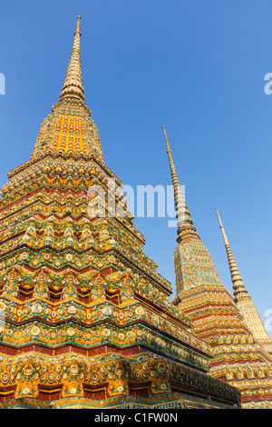 Drei bunte Stupas im Wat Pho in Bangkok, Thailand Stockfoto