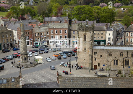 Marktplatz, Richmond (mittelalterliche Marktflecken gegründet 1071), gesehen aus Richmond Castle, North Yorkshire, England, Vereinigtes Königreich Stockfoto