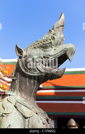 Garuda-Statue im Komplex des Grand Palace und Wat Phra Kaeo in Bangkok, Thailand Stockfoto