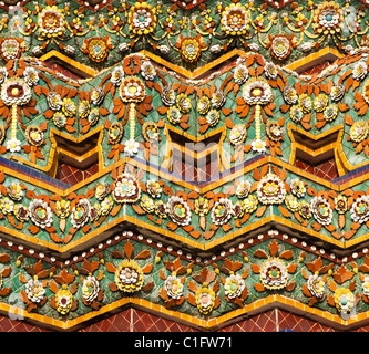 Stupa geschmückt mit Keramikfliesen und Blumenmustern im Wat Pho in Bangkok, Thailand Stockfoto