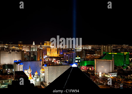Erhöhter Blick auf die Skyline von Las Vegas vom Dach des Mandalay Bay Hotel & Casino. Paradise, Clark County, Nevada, USA.
