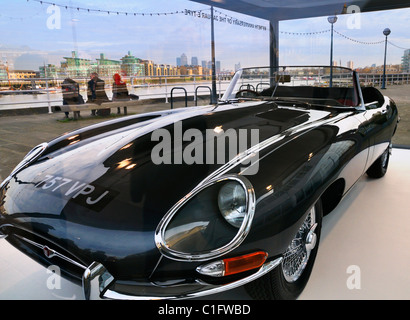 50. Jubiläum des legendären E-Type Jaguar, Chassis 94, auf dem Display in eine Glaswanne außerhalb des Design-Museums, London, UK Stockfoto