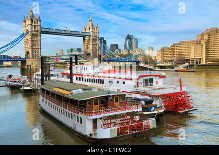 Sportboote vor Anker auf der Themse in der Nähe von Tower Bridge mit den Financial District in den Hintergrund, London, UK Stockfoto