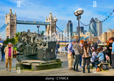 Blick vom Butlers Wharf Tower Bridge und Financial District mit Eduardo Paolozzis "Head of Invention" Skulptur betrachten Stockfoto