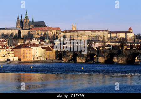 Tschechien, Prag, Karlsbrücke über die Moldau, Mala Strana und die Burg (Hradschin) Stockfoto