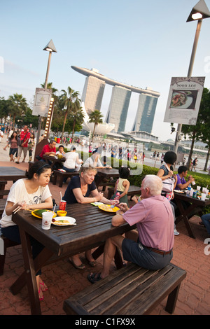 Diners bei Makansutra Fresser Bay Foodcourt mit Marina Bay Sands im Hintergrund.  Marina Bay, Singapur Stockfoto