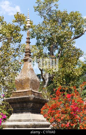 Stupa, umgeben von bunten Blumen an Wat Xieng Thong in Luang Prabang, Laos Stockfoto