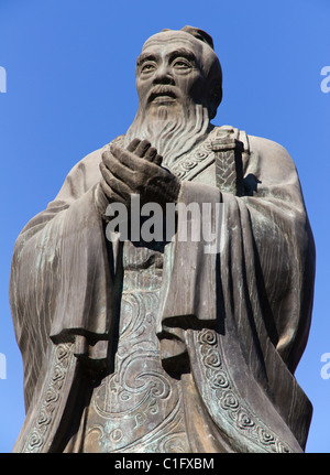 Statue von Konfuzius an der kaiserlichen Akademie in der Nähe der Konfuzius-Tempel in Peking, China Stockfoto