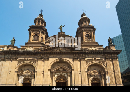 Die Metropolitan-Kathedrale (1745) & moderne Glas-Hochhaus auf der Plaza de Armas im Herzen der Hauptstadt; Santiago, Stockfoto