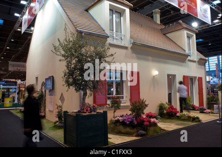 Paris, Frankreich, Neugebautes Haus in der Fachmesse für Bauwesen, mit energiesparenden Materialien, umweltfreundlichen Gebäuden, ökologischem frankreich-Haus, Haus für Energieeffizienz in europa Stockfoto