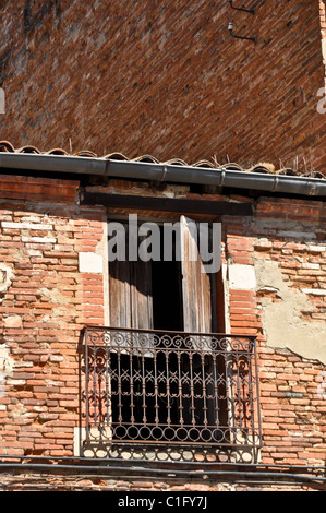 Alten Backsteinhaus mit hölzernen Fensterläden in Toulouse, Frankreich Stockfoto