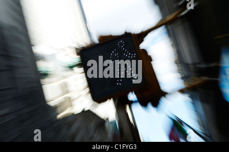 Ein Zoom auf den Fußgängerverkehr management Licht unterzeichnen in New York Stockfoto