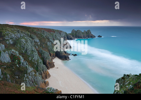 Pednvounder Strand und Logan Rock aus Treen Cliff, Porthcurno, Cornwall, England. Herbst (Oktober) 2010. Stockfoto