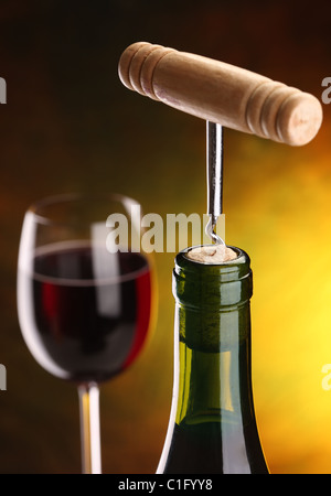 Stillleben mit Glas und Flasche Wein. Stockfoto